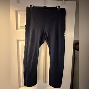 Lululemon pace rival high rise navy capri. Side pockets with inner drawstring